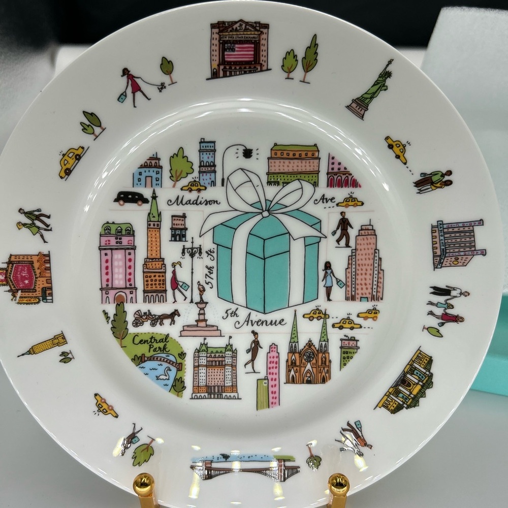 Tiffany & Co. Urban Design White Dinnerware Set - Picture 13 of 14